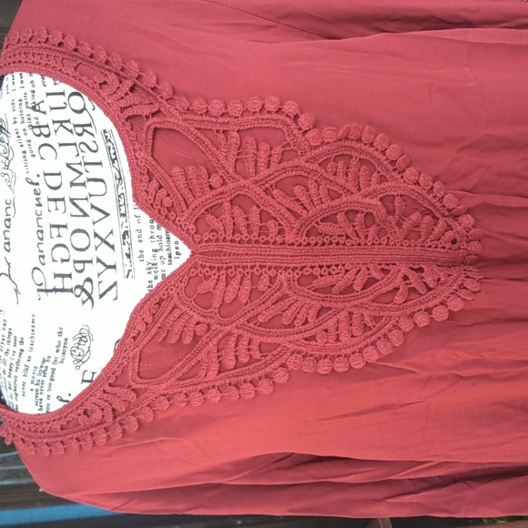 NWOT Meanor lace applique tunic top w/ bell sleeves. Size large. Pink/burgundy. - Picture 4 of 6